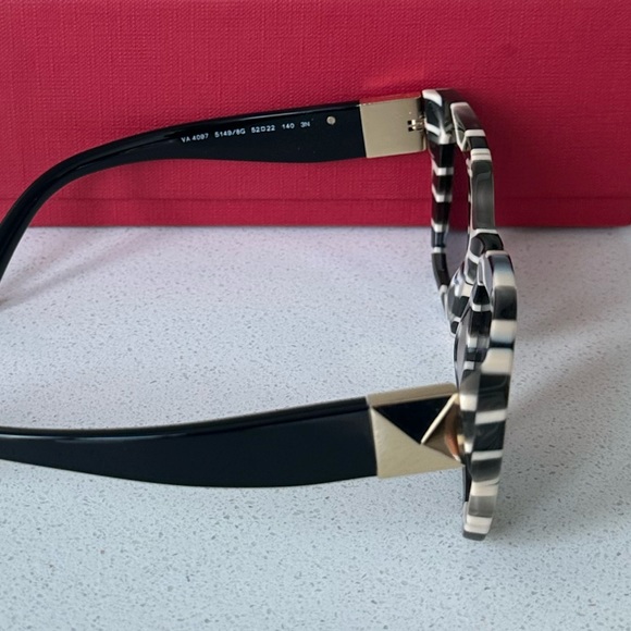 Valentino Garavani never worn sunglasses - Picture 3 of 9